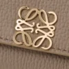Cartera vertical pequeña Anagram en piel de becerro granulada Taupe