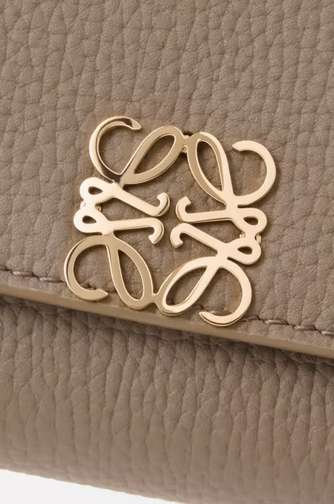 Cartera vertical pequeña Anagram en piel de becerro granulada Taupe