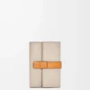 Cartera vertical pequeña en piel de becerro granulada suave color avena claro/miel