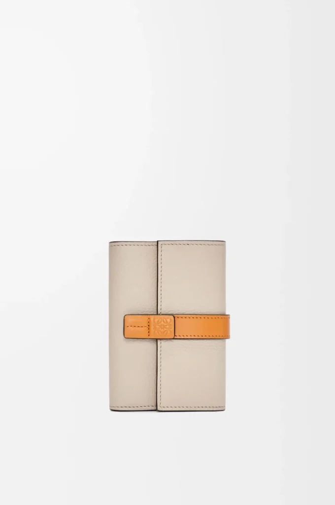 Cartera vertical pequeña en piel de becerro granulada suave color avena claro/miel