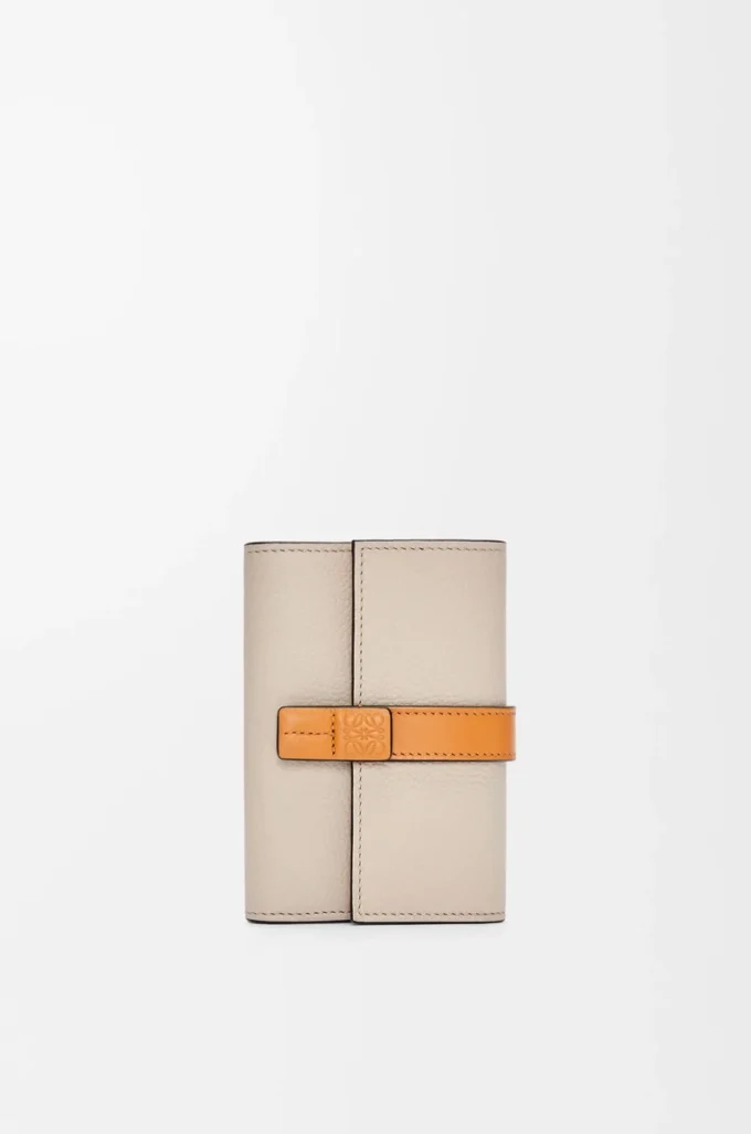 Cartera vertical pequeña en piel de becerro granulada suave color avena claro/miel Cartera vertical pequeña en piel de becerro granulada suave color avena claro/miel