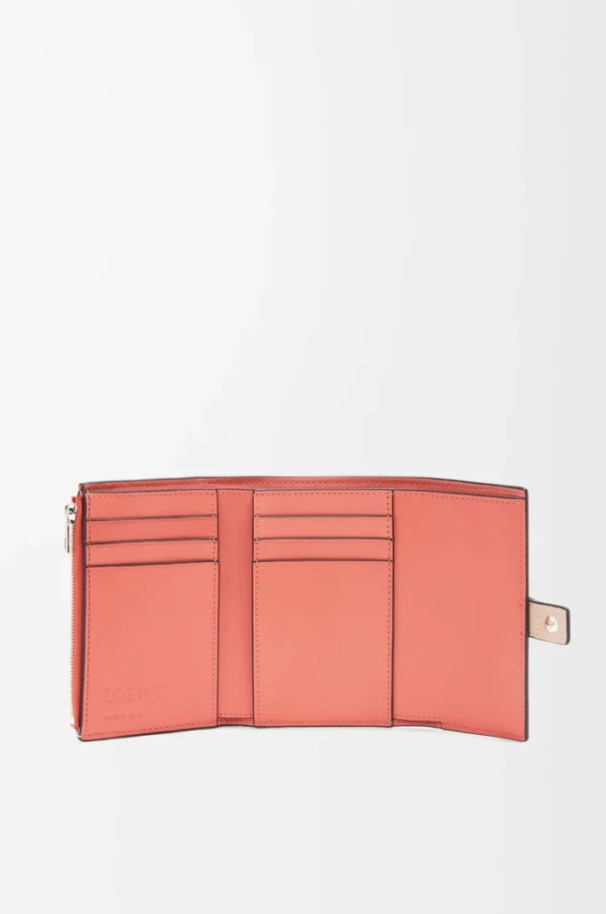 Cartera vertical pequeña en piel de becerro granulada suave color avena claro/miel