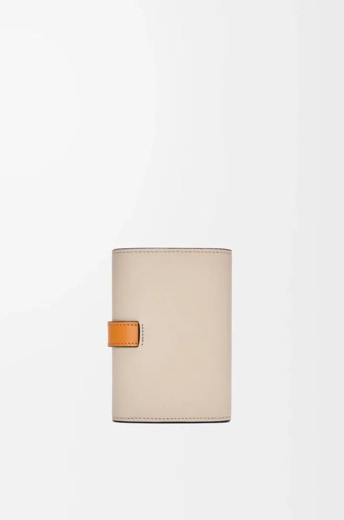 Cartera vertical pequeña en piel de becerro granulada suave color avena claro/miel