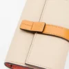 Cartera vertical pequeña en piel de becerro granulada suave color avena claro/miel