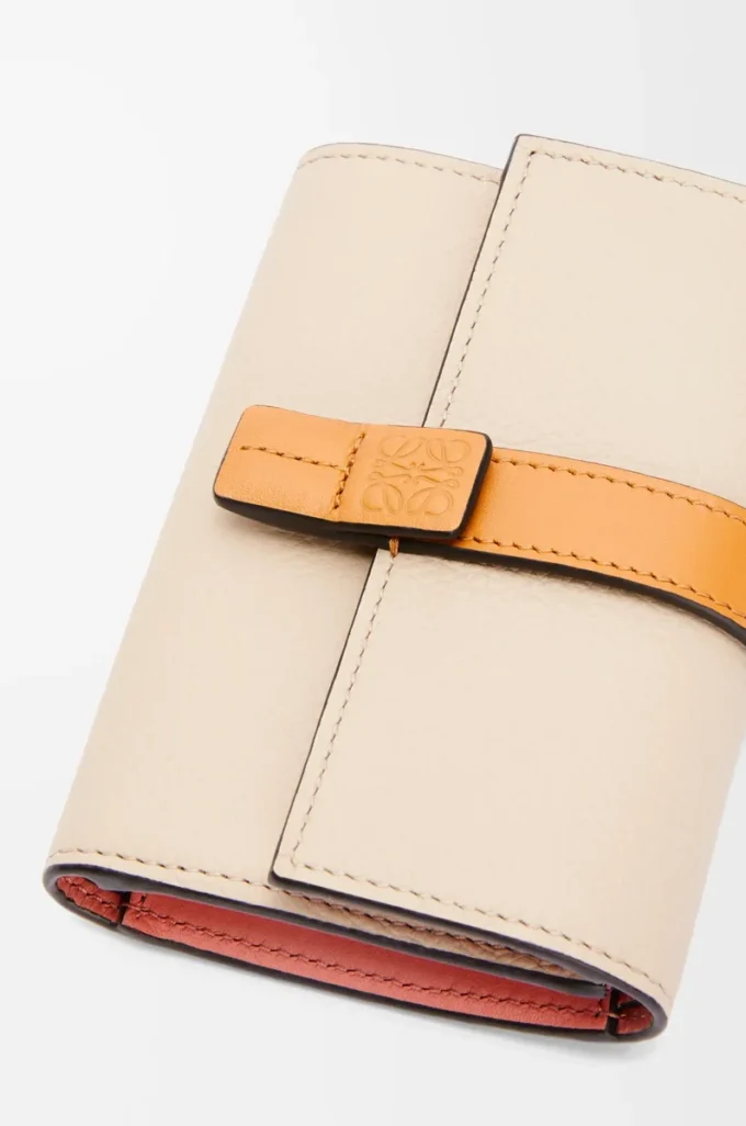 Cartera vertical pequeña en piel de becerro granulada suave color avena claro/miel