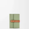 Cartera vertical pequeña en piel de becerro granulada suave Rosemary/Tan