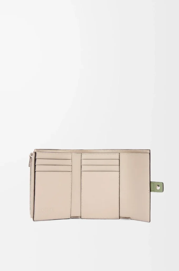 Cartera vertical pequeña en piel de becerro granulada suave Rosemary/Tan