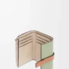 Cartera vertical pequeña en piel de becerro granulada suave Rosemary/Tan