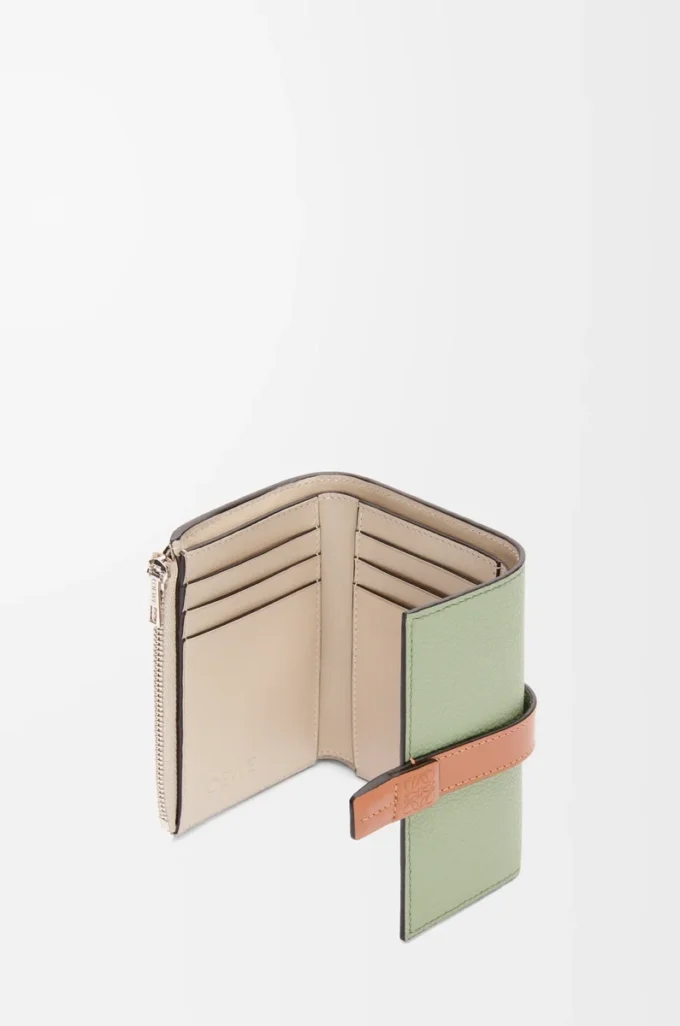 Cartera vertical pequeña en piel de becerro granulada suave Rosemary/Tan