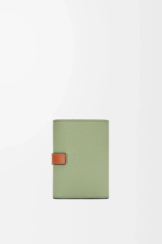 Cartera vertical pequeña en piel de becerro granulada suave Rosemary/Tan