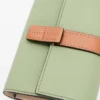Cartera vertical pequeña en piel de becerro granulada suave Rosemary/Tan