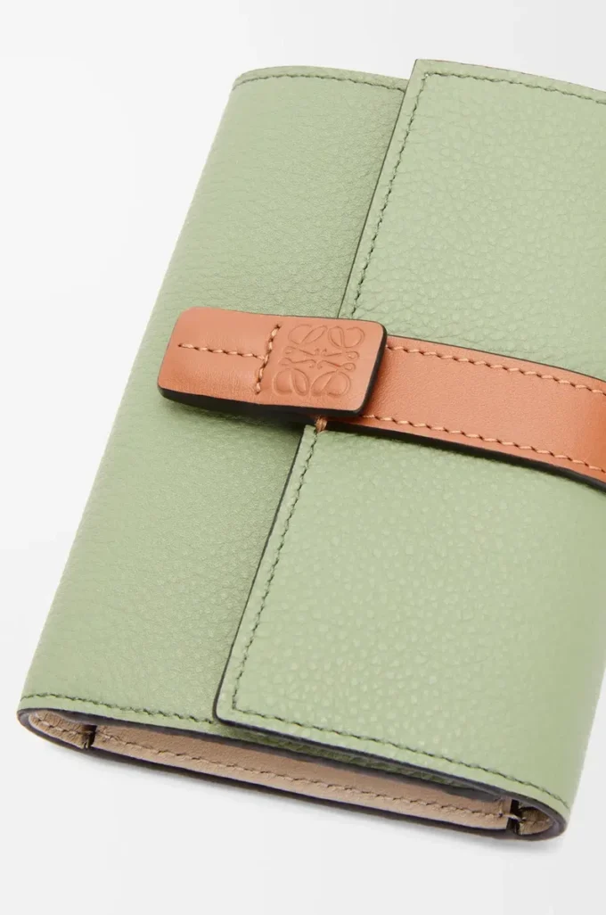 Cartera vertical pequeña en piel de becerro granulada suave Rosemary/Tan
