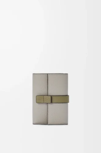 Cartera vertical pequeña en piel de becerro granulada suave Shell Grey/Eucalyptus