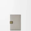 Cartera vertical pequeña en piel de becerro granulada suave Shell Grey/Eucalyptus Cartera vertical pequeña en piel de becerro granulada suave Shell Grey/Eucalyptus