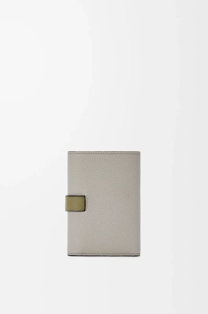 Cartera vertical pequeña en piel de becerro granulada suave Shell Grey/Eucalyptus Cartera vertical pequeña en piel de becerro granulada suave Shell Grey/Eucalyptus