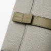 Cartera vertical pequeña en piel de becerro granulada suave Shell Grey/Eucalyptus Cartera vertical pequeña en piel de becerro granulada suave Shell Grey/Eucalyptus