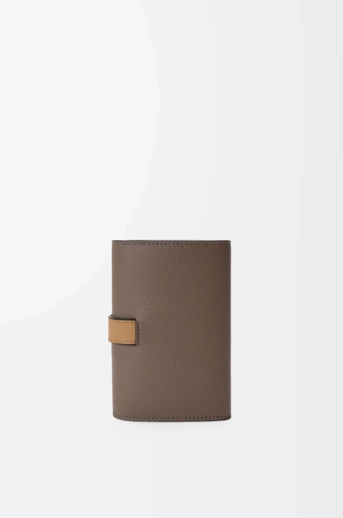 Cartera vertical pequeña en piel de becerro granulada suave Taupe/Gold Cartera vertical pequeña en piel de becerro granulada suave Taupe/Gold