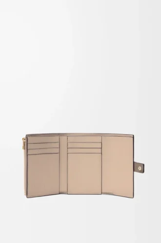 Cartera vertical pequeña en piel de becerro granulada suave Taupe/Talc Cartera vertical pequeña en piel de becerro granulada suave Taupe/Talc