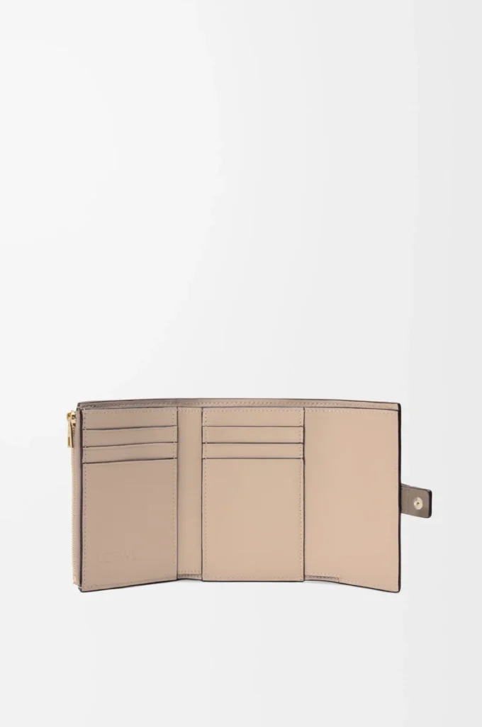 Cartera vertical pequeña en piel de becerro granulada suave Taupe/Talc Cartera vertical pequeña en piel de becerro granulada suave Taupe/Talc
