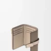 Cartera vertical pequeña en piel de becerro granulada suave Taupe/Talc Cartera vertical pequeña en piel de becerro granulada suave Taupe/Talc