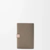 Cartera vertical pequeña en piel de becerro granulada suave Taupe/Talc Cartera vertical pequeña en piel de becerro granulada suave Taupe/Talc