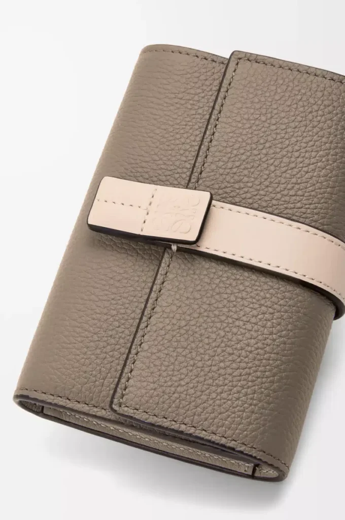 Cartera vertical pequeña en piel de becerro granulada suave Taupe/Talc Cartera vertical pequeña en piel de becerro granulada suave Taupe/Talc