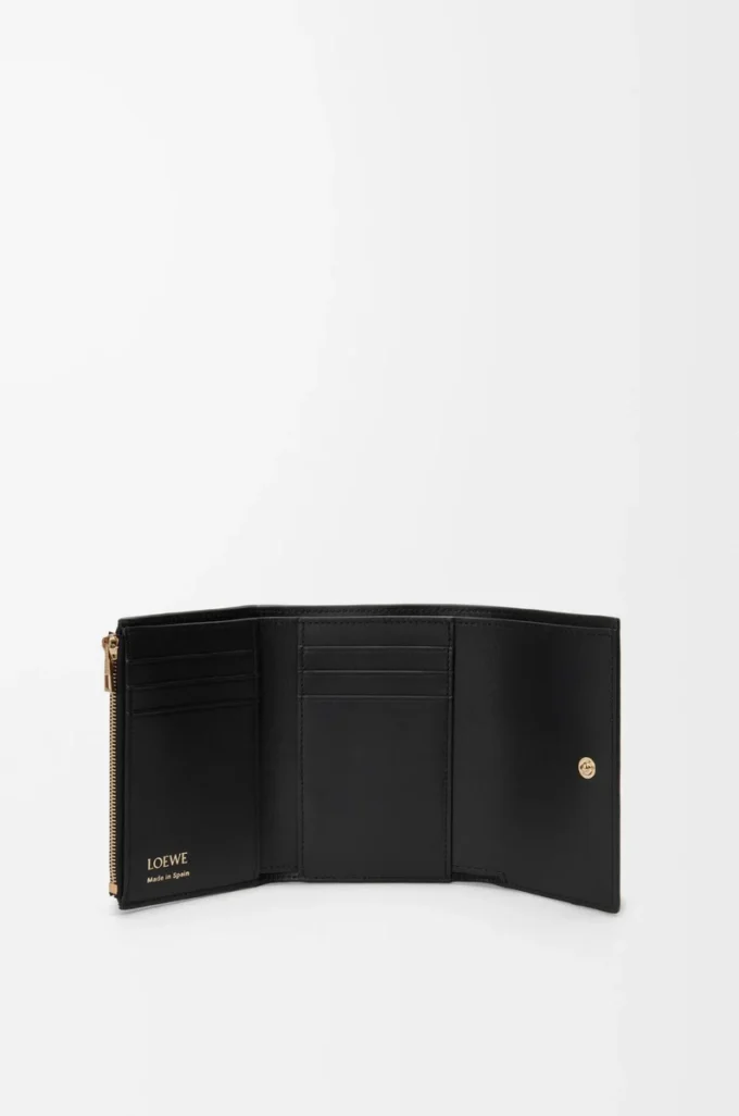 Cartera vertical pequeña en piel de becerro lisa y granulada. Cartera vertical pequeña en piel de becerro lisa y granulada.