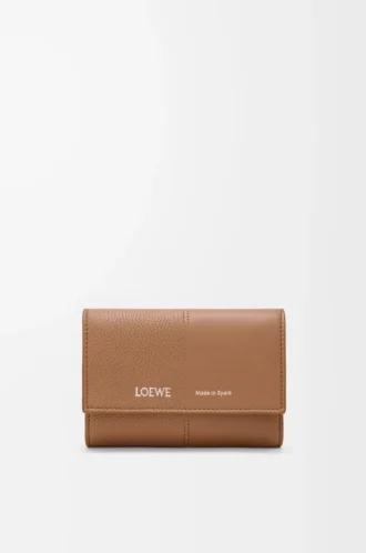 Cartera vertical pequeña en piel de becerro lisa y granulada color Mocha