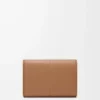 Cartera vertical pequeña en piel de becerro lisa y granulada color Mocha Cartera vertical pequeña en piel de becerro lisa y granulada color Mocha