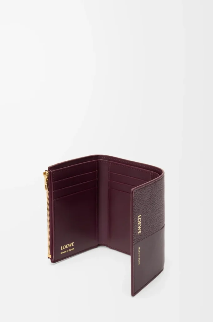 Cartera vertical pequeña en piel de becerro lisa y granulada Dark Burgundy