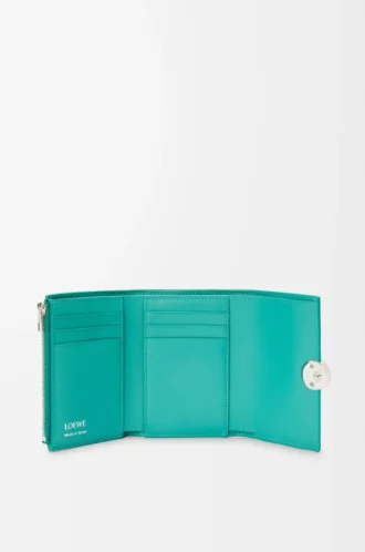 Cartera vertical pequeña Pebble en piel de becerro granulada Aquamarine