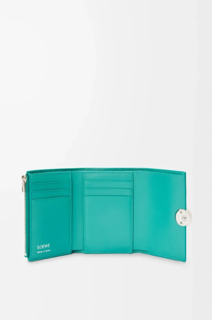 Cartera vertical pequeña Pebble en piel de becerro granulada Aquamarine
