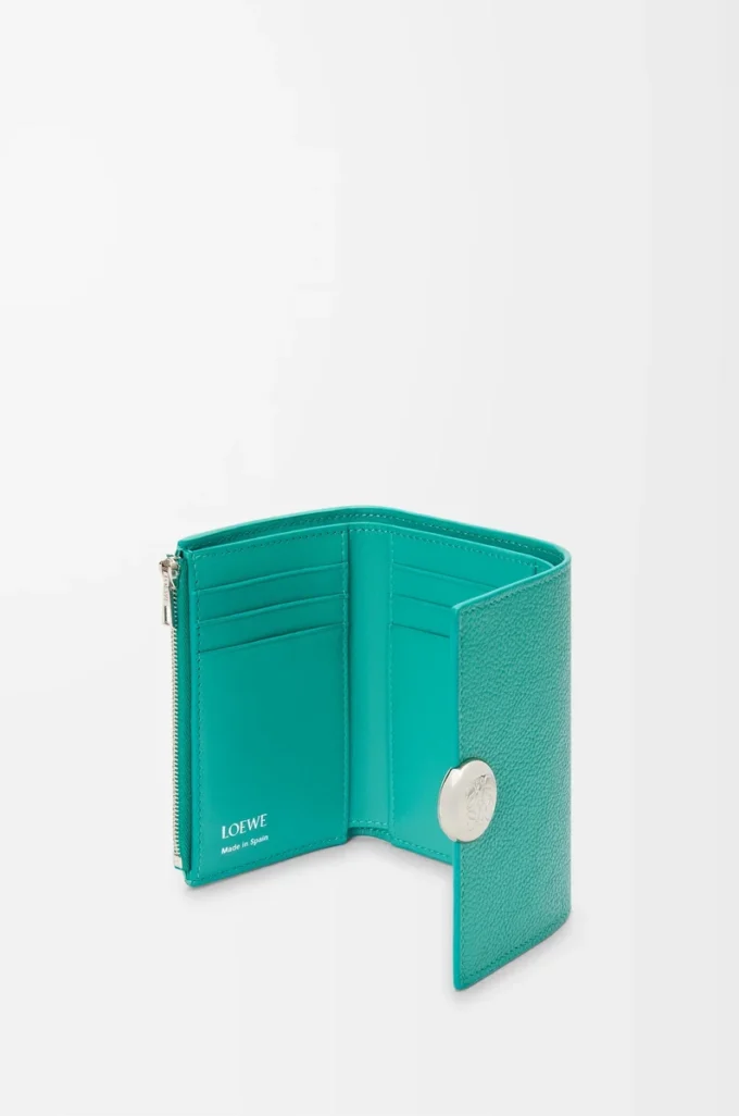 Cartera vertical pequeña Pebble en piel de becerro granulada Aquamarine