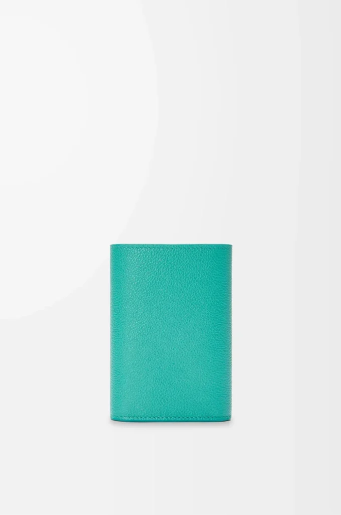 Cartera vertical pequeña Pebble en piel de becerro granulada Aquamarine