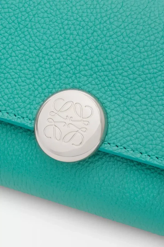 Cartera vertical pequeña Pebble en piel de becerro granulada Aquamarine