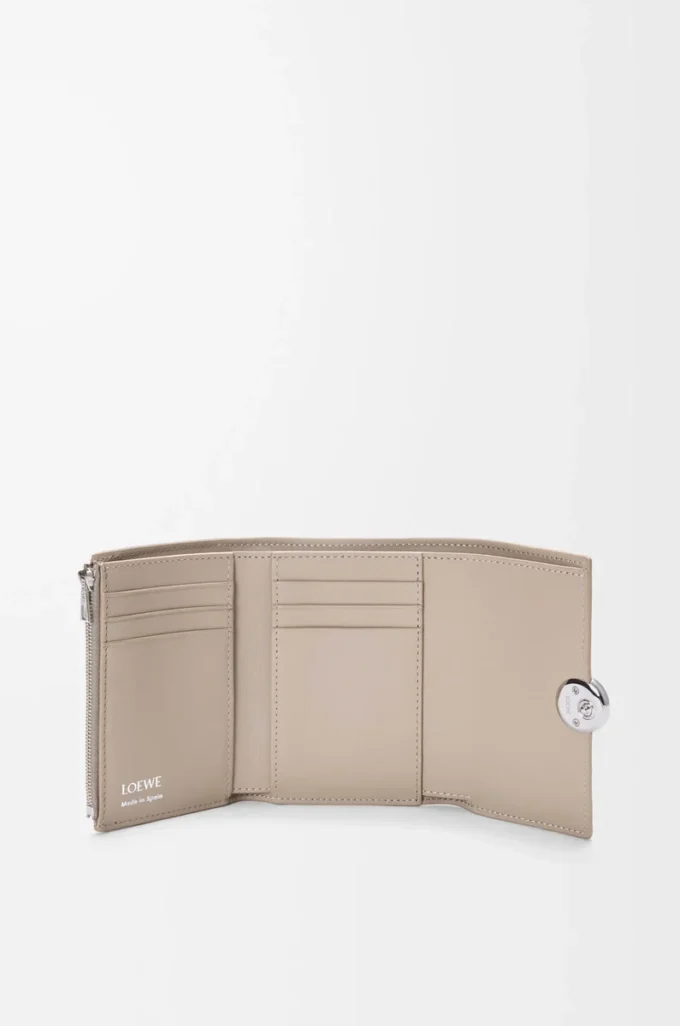 Cartera vertical pequeña Pebble en piel de becerro granulada color arcilla Cartera vertical pequeña Pebble en piel de becerro granulada color arcilla