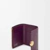 Cartera vertical pequeña Pebble en piel de becerro granulada color ciruela Cartera vertical pequeña Pebble en piel de becerro granulada color ciruela