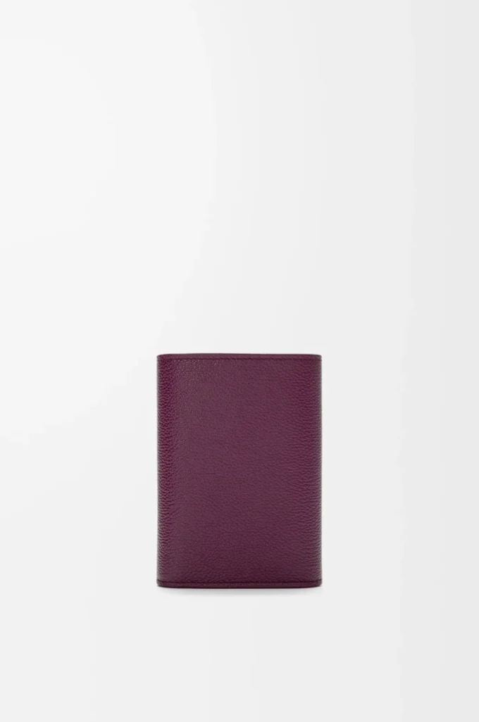 Cartera vertical pequeña Pebble en piel de becerro granulada color ciruela Cartera vertical pequeña Pebble en piel de becerro granulada color ciruela