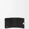 Cartera vertical pequeña Pebble en piel de becerro granulada color negro Cartera vertical pequeña Pebble en piel de becerro granulada color negro