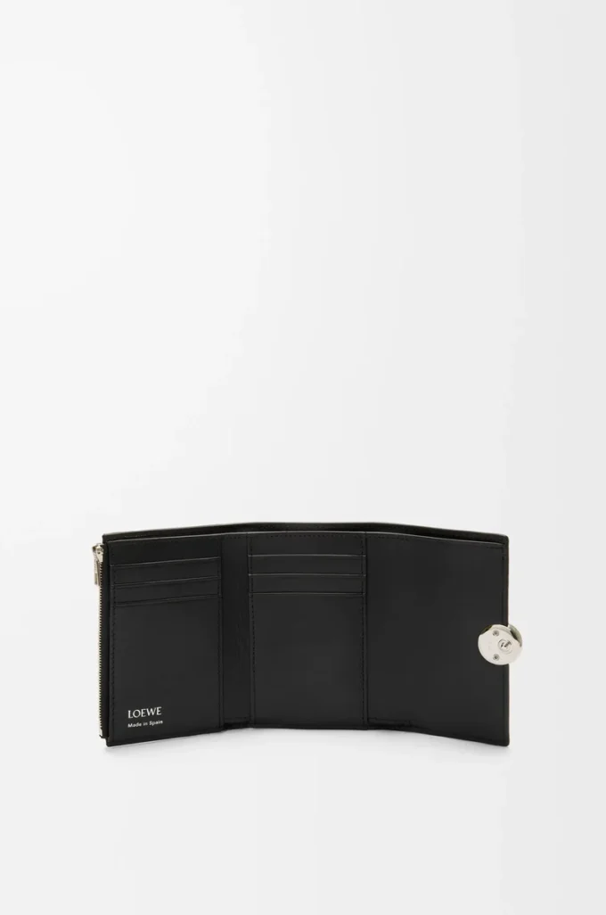 Cartera vertical pequeña Pebble en piel de becerro granulada color negro Cartera vertical pequeña Pebble en piel de becerro granulada color negro