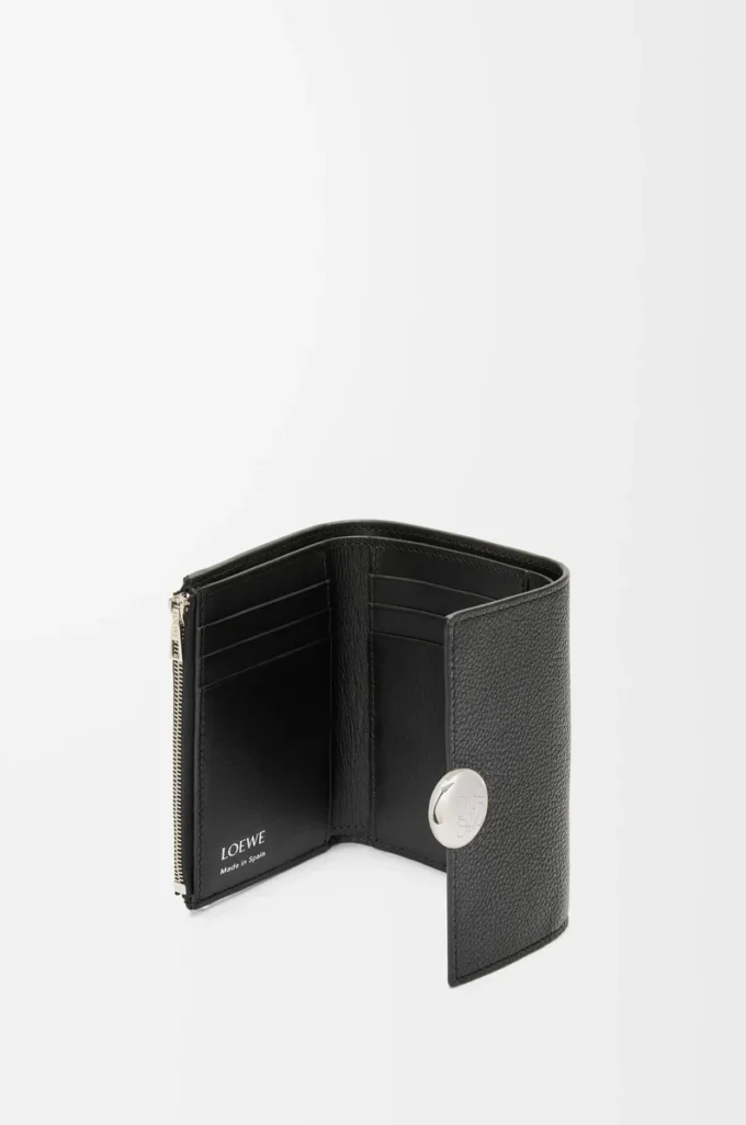 Cartera vertical pequeña Pebble en piel de becerro granulada color negro Cartera vertical pequeña Pebble en piel de becerro granulada color negro