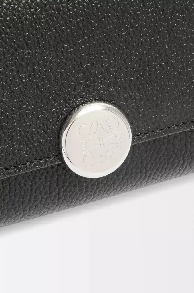 Cartera vertical pequeña Pebble en piel de becerro granulada color negro Cartera vertical pequeña Pebble en piel de becerro granulada color negro