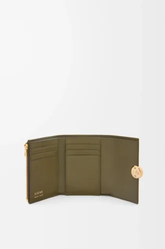 Cartera vertical pequeña Pebble en piel de becerro granulada Dark Khaki
