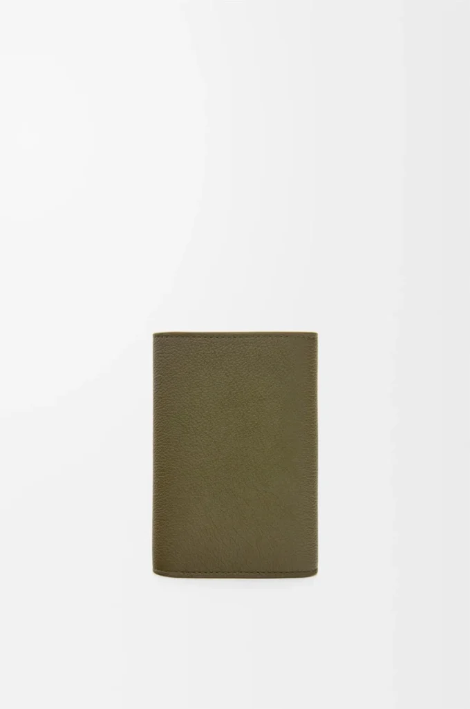 Cartera vertical pequeña Pebble en piel de becerro granulada Dark Khaki Cartera vertical pequeña Pebble en piel de becerro granulada Dark Khaki