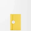 Cartera vertical pequeña Pebble en piel de becerro napa brillante Baby Corn Cartera vertical pequeña Pebble en piel de becerro napa brillante Baby Corn