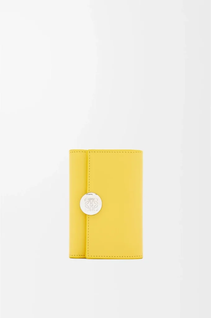 Cartera vertical pequeña Pebble en piel de becerro napa brillante Baby Corn Cartera vertical pequeña Pebble en piel de becerro napa brillante Baby Corn
