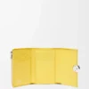 Cartera vertical pequeña Pebble en piel de becerro napa brillante Baby Corn Cartera vertical pequeña Pebble en piel de becerro napa brillante Baby Corn