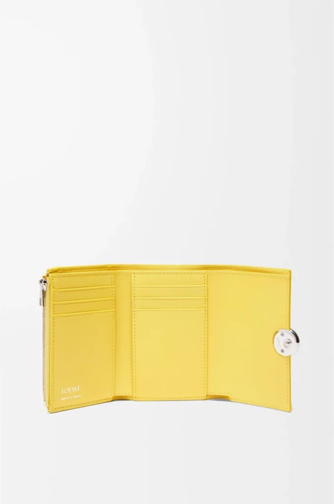 Cartera vertical pequeña Pebble en piel de becerro napa brillante Baby Corn Cartera vertical pequeña Pebble en piel de becerro napa brillante Baby Corn