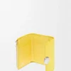 Cartera vertical pequeña Pebble en piel de becerro napa brillante Baby Corn Cartera vertical pequeña Pebble en piel de becerro napa brillante Baby Corn