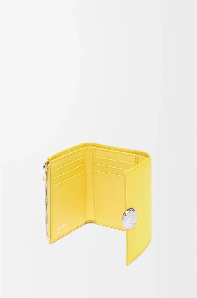 Cartera vertical pequeña Pebble en piel de becerro napa brillante Baby Corn Cartera vertical pequeña Pebble en piel de becerro napa brillante Baby Corn